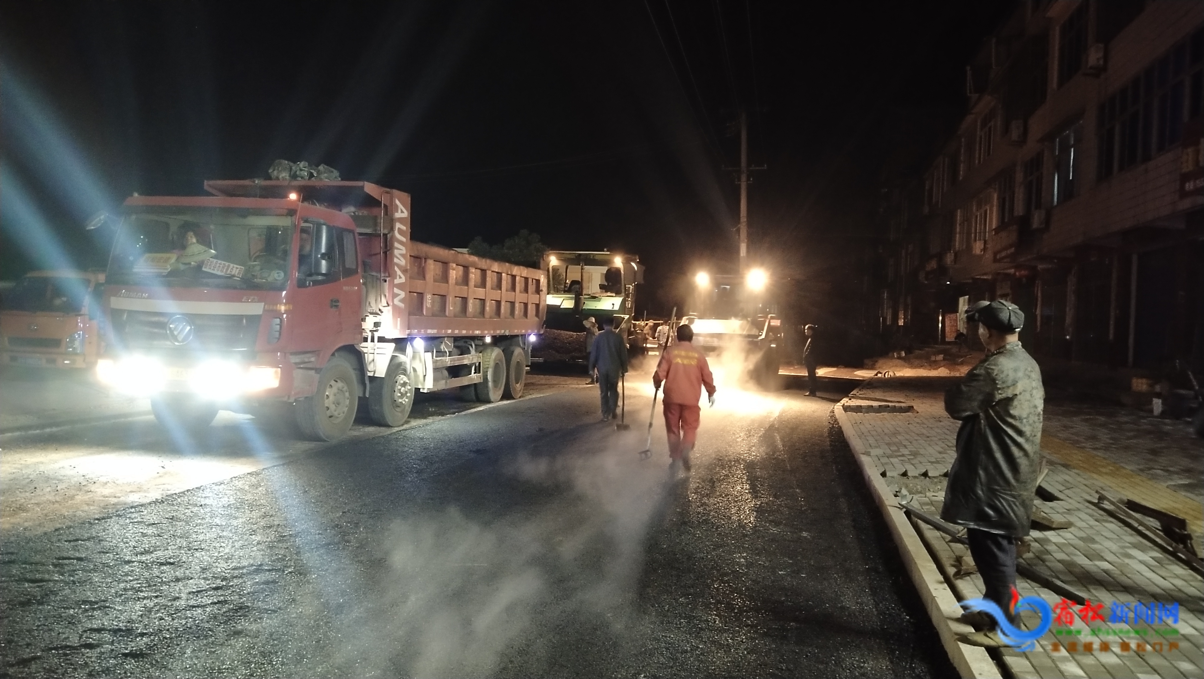 宿松縣火車(chē)站站前道路連夜完成底層瀝青攤鋪 (1).jpg